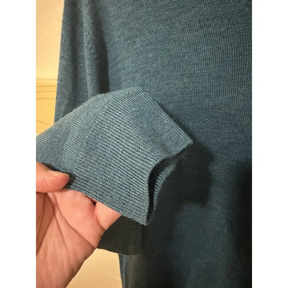 JOS A BANK TRAVELER'S V-Neck Pullover Sweater Mens M Blue 100% Merino Wool Soft